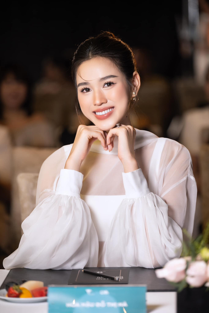 Cách đây không lâu, Hoa hậu Đỗ Thị Hà thường xuyên lộ ảnh hình hẹn hò với con trai của một tập đoàn xây dựng nghìn tỷ. Ngoài ra, công chúng còn phát hiện cô nàng thường xuyên đeo nhẫn kim cương có hình dáng như nhẫn cầu hôn ở nhiều sự kiện. Do đó, người hâm mộ đang mong chờ chân dài sớm trở thành thông báo lên xe hoa. Tuy nhiên, người đẹp vẫn chưa lên tiếng xác nhận về chuyện tình cảm. 