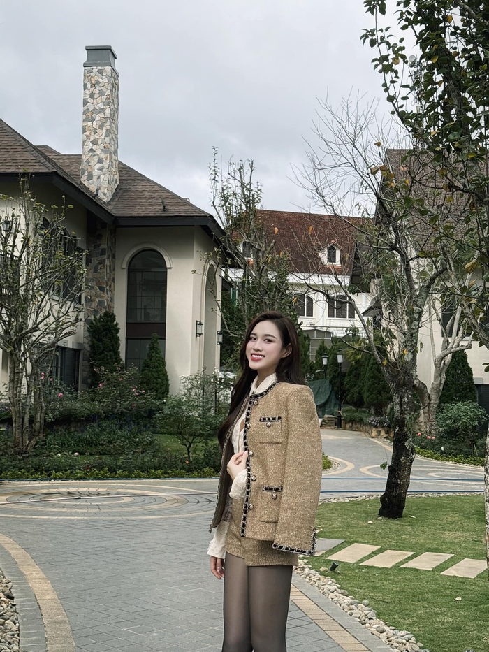 Phong cách của Hoa hậu Đỗ Thị Hà có nhiều nét tương tự với 'dâu hào môn nghìn tỷ' Đỗ Mỹ Linh. Kiểu áo khoác vải tweed có đường viền đen luôn được Hoa hậu Việt Nam 2016 yêu thích và thường xuyên diện trên trang cá nhân. Thiết kế này là mẫu trang phục 'signature' đến từ thương hiệu Chanel.