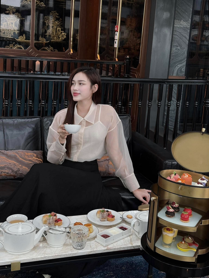 Gần đây, Hoa hậu Đỗ Thị Hà bắt đầu chuộng kiểu ăn mặc 'kín cổng cao tường' ra dáng một nữ doanh nhân ở tuổi 23. Các món đồ như quần tây dài hoặc áo sơ mi cách điệu không thể thiếu trong 'từ điển' ăn mặc của nàng hậu. 