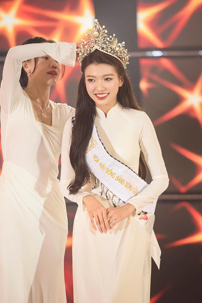 Huỳnh Thị Kim Thơ trở thành Hoa hậu Đồng bằng Sông Cửu Long 2024, tuy nhiên, người trao vương miện cho cô không phải Hoa hậu tiền nhiệm Nam Em. 