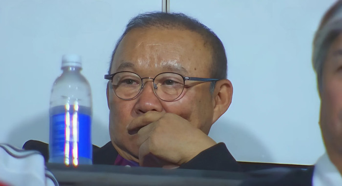 Hình ảnh HLV Park Hang Seo suy tư xem Nguyễn Xuân Son toả sáng trở thành chủ đề bàn luận cho người hâm mộ.