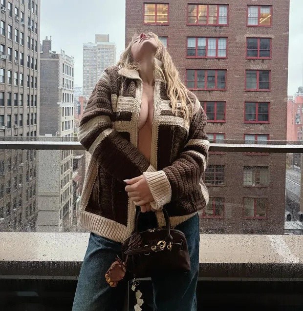 Nữ người mẫu gây chú ý khi đứng ở ban công nhưng không mặc bra.