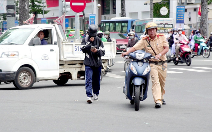 Từ 1/1/2025, học sinh bao nhiêu tuổi được lái xe gắn máy dưới 50 phân khối? Ảnh 2