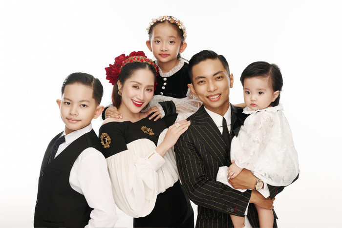 Khánh Thi hạnh phúc khi có Phan Hiển luôn cưng chiều, các con học giỏi, ngoan ngoãn. Ảnh: FBNV