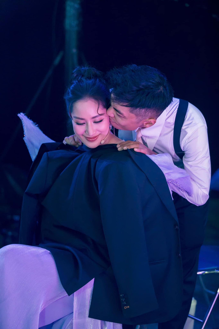 Khánh Thi được Phan Hiển chăm sóc, hết mực quan tâm ở hậu trường ghi hình Bước Nhảy Hoàn Vũ. Ảnh: FBNV