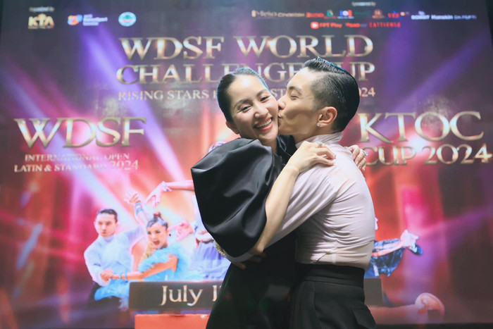 Khánh Thi xúc động khi hoàn thành việc tổ chức Giải vô địch thế giới WDSF WORLD CHALLENGE CUP. Phan Hiển cũng dành cup vô địch tại giải thưởng này. Ảnh: FBNV