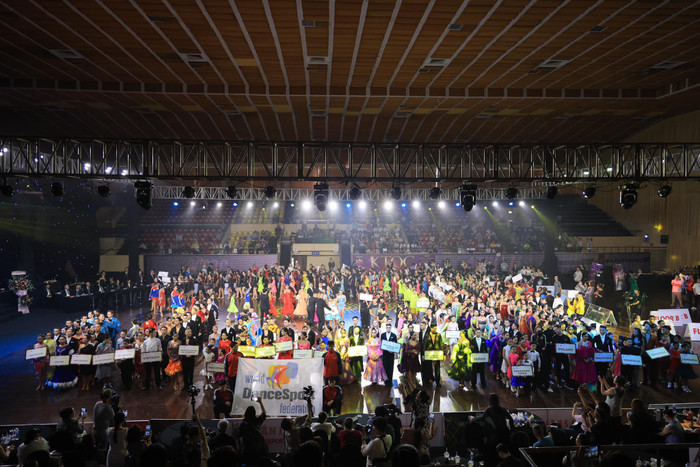 Được biết trong lần đầu Khánh Thi làm ban tổ chức Giải vô địch thế giới WDSF WORLD CHALLENGE CUP, đã có hơn 1000 vận động viên trong nước lẫn quốc tế tham dự. Ảnh: FBNV