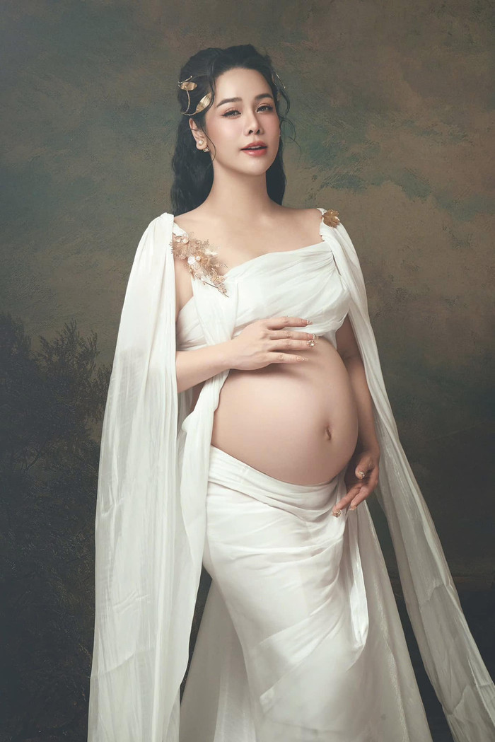 Nhật Kim Anh chỉ còn khoảng 20 ngày nữa sẽ sinh con lần hai. Nữ diễn viên lựa chọn giấu kín mọi thông tin liên quan đến ái nữ trong bụng. Ảnh: FBNV