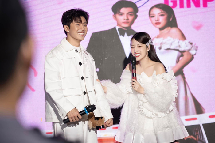 Puka lộ rõ sự hạnh phúc trước thềm sinh con đầu lòng khi ở bên cạnh chồng trong một sự kiện mới diễn ra cách đây không lâu. Ảnh: FBNV