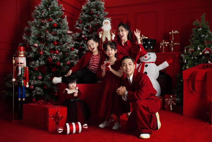 Showbiz 24h: Khánh Thi hạnh phúc, viên mãn bên cạnh Phan Hiển và các con. Ảnh: FBNV