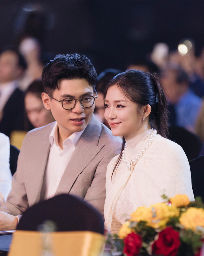 Khoảnh khắc 'team qua đường' bắt gặp khoảnh khắc Hải Long si mê vợ hết nấc. 