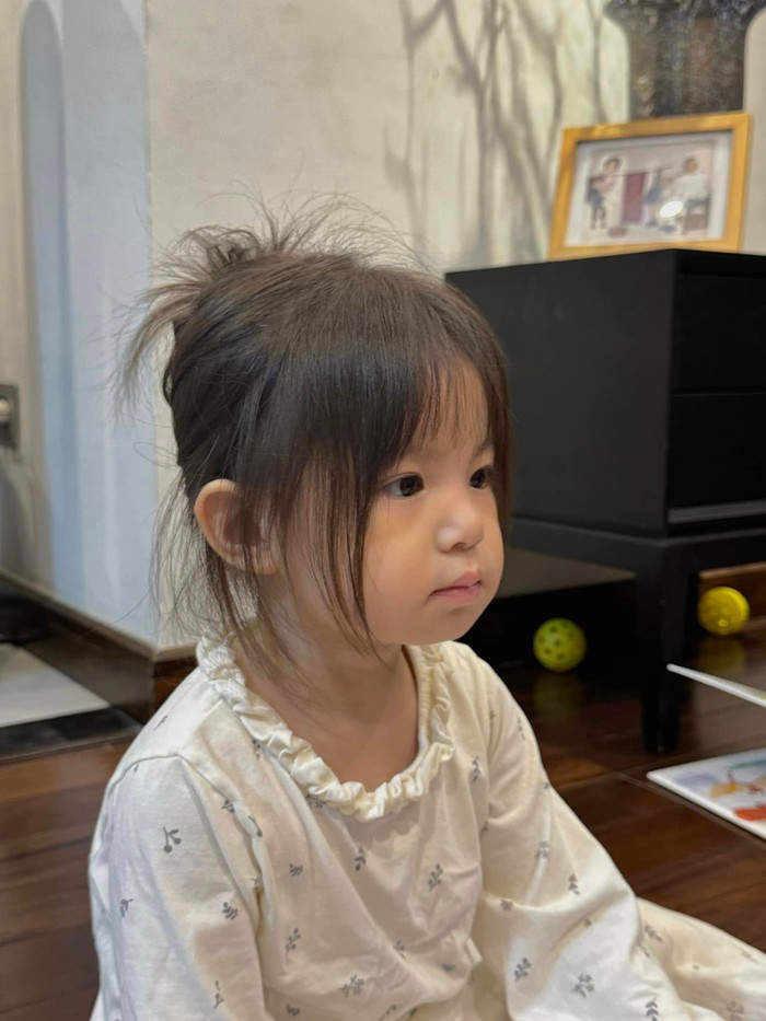 Bé Pam, 2 tuổi gây sốt cõi mạng nhờ 'gương mặt thương hiệu' với đôi mắt tròn xoe, hai má phúng phính, loạt biểu cảm hài hước cùng nhiều câu nói 'viral'.