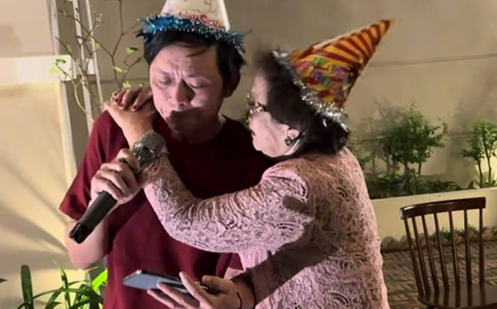 Hoài Linh bật khóc khi hát trước mặt mẹ ruột khiến nhiều người nghẹn ngào Ảnh 2