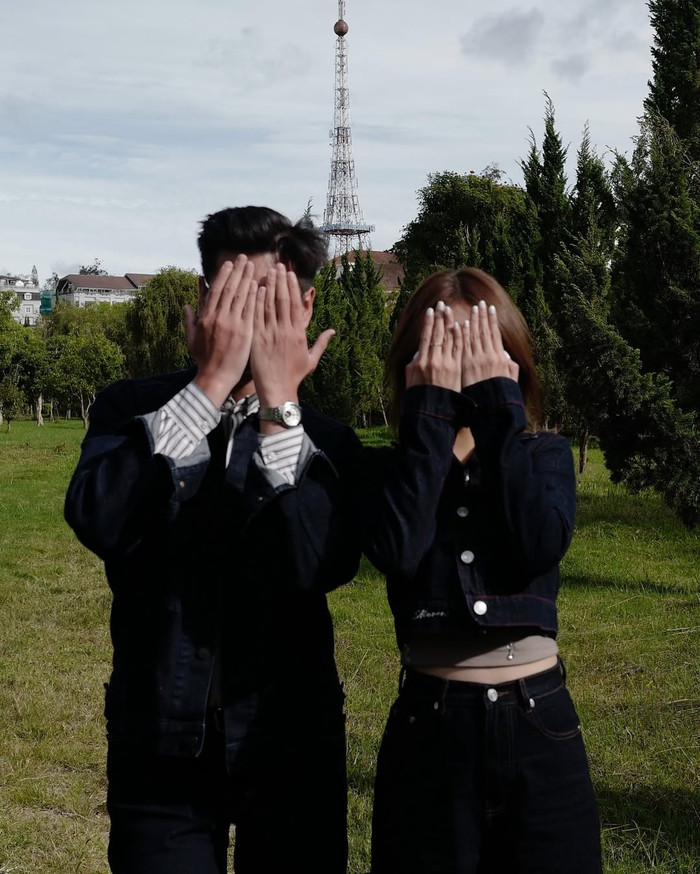 Nữ diễn viên liên tục có cử chỉ thân mật dành cho 'nửa kia'. (Ảnh: IGNV)