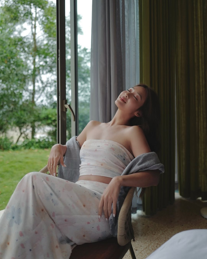 Nữ diễn viên Khả Ngân chăm diện đồ hở bạo trong loạt ảnh du lịch sau thông tin rạn nứt với Thanh Sơn. (Ảnh: IGNV)