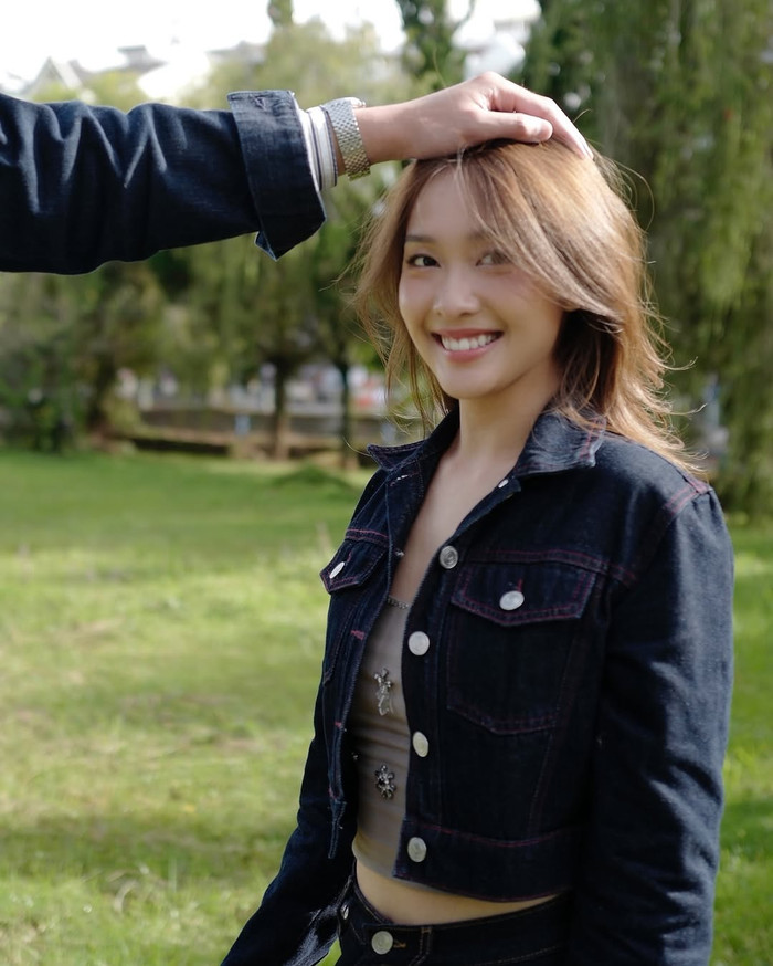 Nữ diễn viên Khả Ngân khoe nụ cười rạng rỡ bên cạnh người đàn ông lạ. (Ảnh: IGNV)