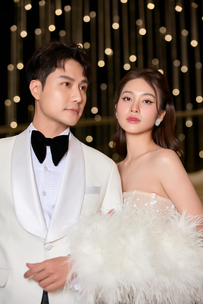 Khả Ngân và Thanh Sơn từng vướng nghi vấn 'phim giả tình thật', thậm chí còn có tin đồn cho rằng cả hai sắp tổ chức đám cưới. Tuy nhiên, cuối tháng 11, nữ diễn viên cho biết giữa cô và Thanh Sơn hiện chỉ là đồng nghiệp, không phải bạn bè. (Ảnh: FBNV)