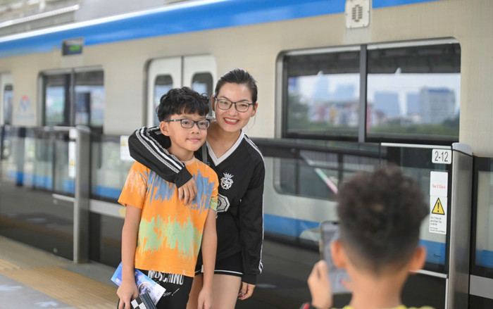 Người dân TPHCM háo hức trải nghiệm Metro số 1 sau 12 năm chờ đợi Ảnh 2