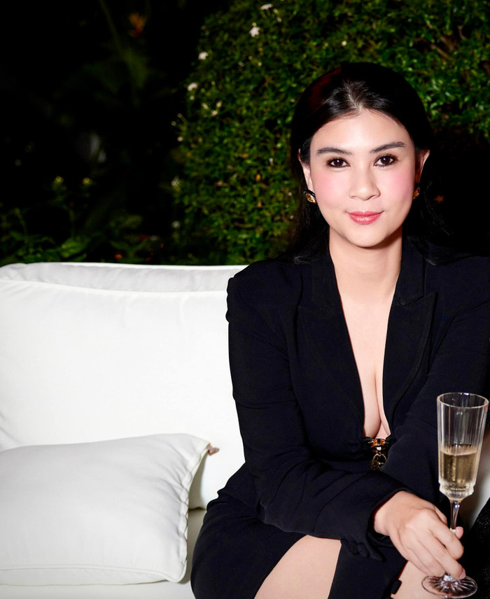 Kim Thư chăm mặc hở khoe dáng nóng bỏng nhờ ăn uống khoa học và chăm chỉ tập luyện.