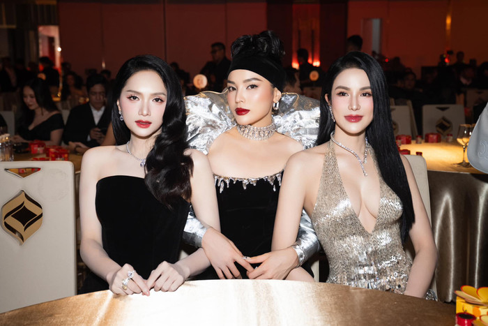 Khi trở về từ sự kiện 'đụng mặt' chồng cũ, Diệp Lâm Anh chỉ đăng ảnh cùng hội chị em, không nhắc đến doanh nhân Đức Phạm. Ảnh: FBNV