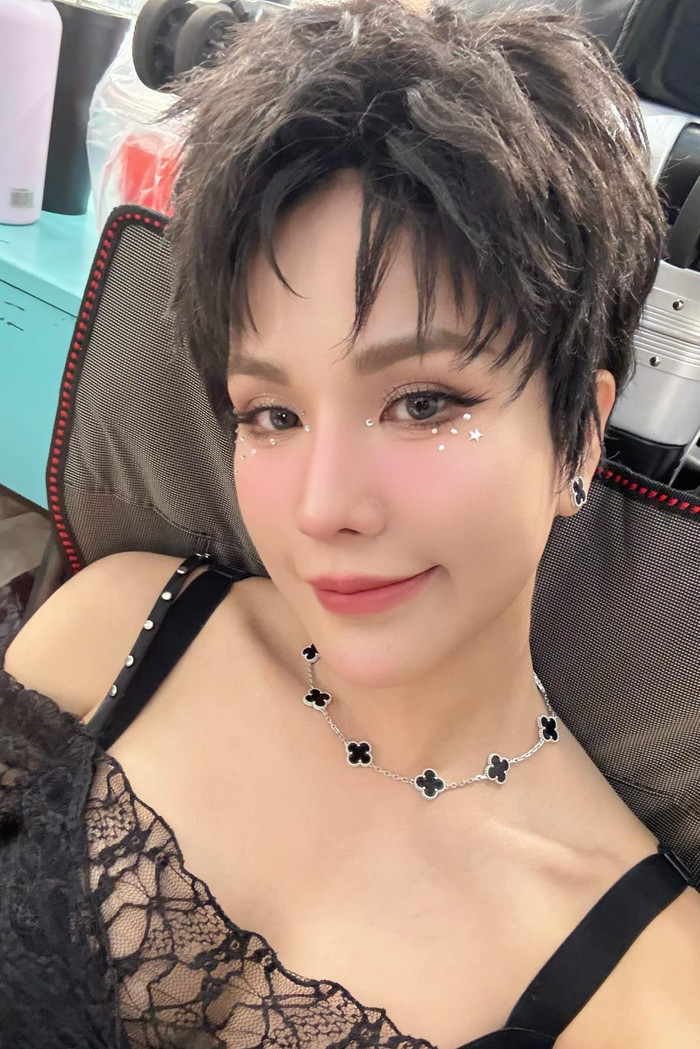 Diệp Lâm Anh tự tin khoe mái tóc ngắn, trang điểm xinh đẹp. Ảnh: FBNV