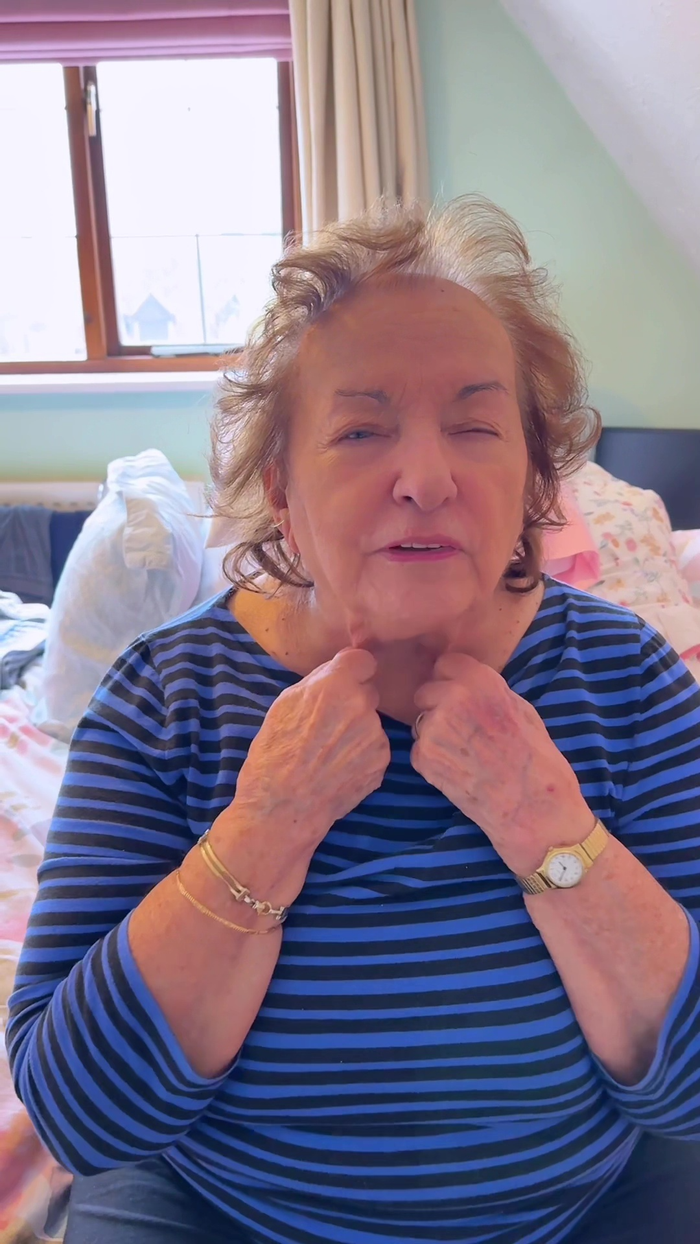 Khi dưỡng da, người phụ nữ 90 tuổi đều massage mặt và cổ theo hướng lên trên để chống lão hóa và thúc đẩy lưu thông máu. 