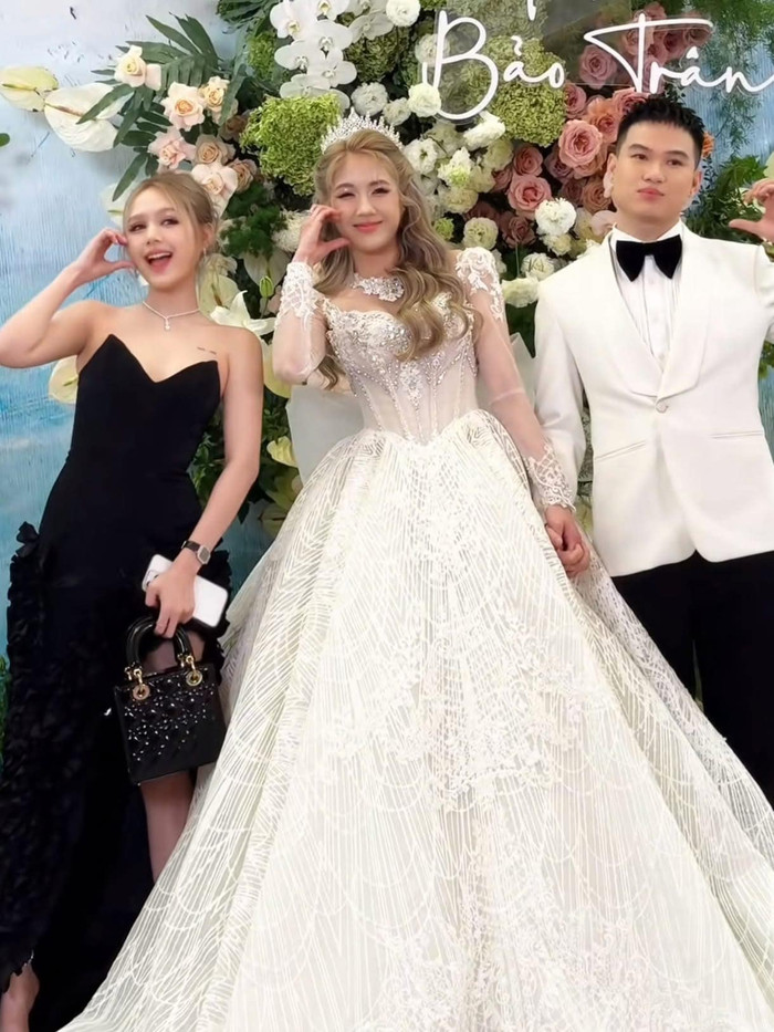 Xoài Non mặc váy đen, hào hứng chụp ảnh cùng cô dâu, chú rể. Ảnh: Sưu tầm