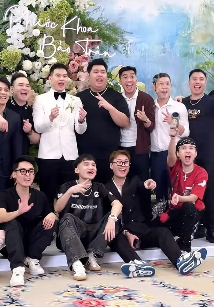 Chồng cũ Xoài Non đi cùng hội anh em, bạn bè thân thiết đến chúc phúc cho cô dâu, chú rể. Ảnh: Sưu tầm