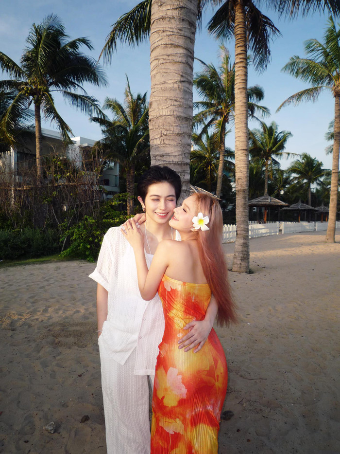 Xoài Non đăng ảnh tình tứ bên Gil Lê. (Ảnh FBNV)