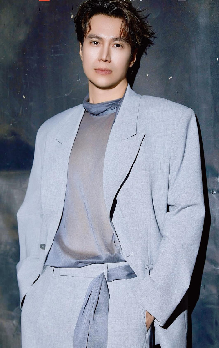 Việt Anh tự tin khoe nét đẹp lãng tử, bảnh bao với bộ cánh nổi bật. Ảnh: FBNV