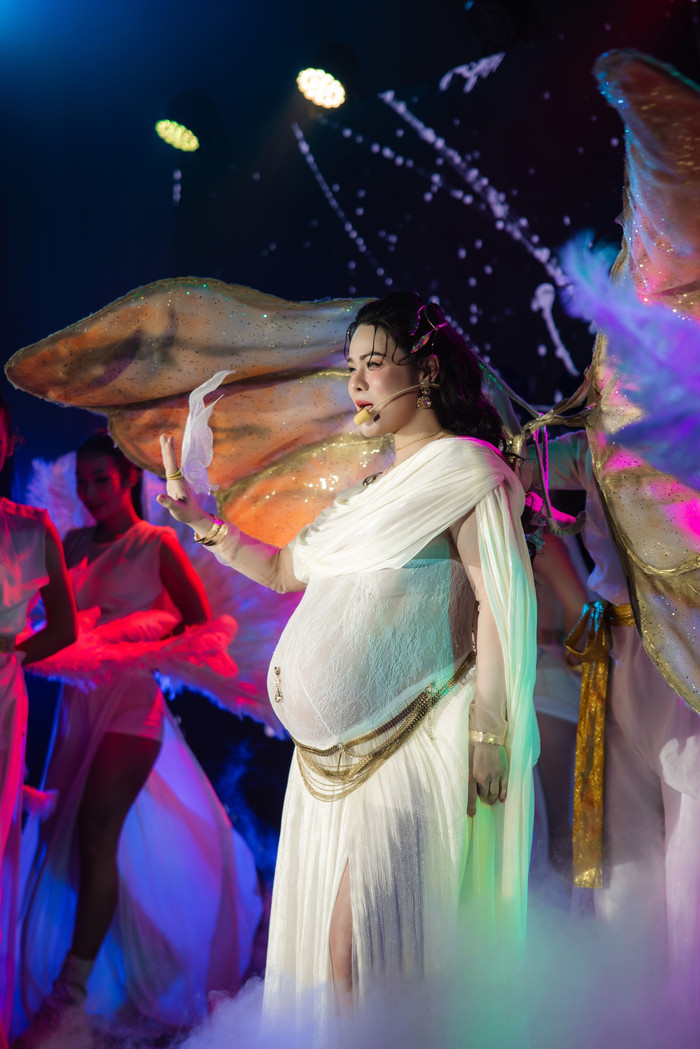 Nhật Kim Anh gây bất ngờ khi khoe bụng bầu trong bữa tiệc diễn ra vào tối 16/12. Ảnh: FBNV