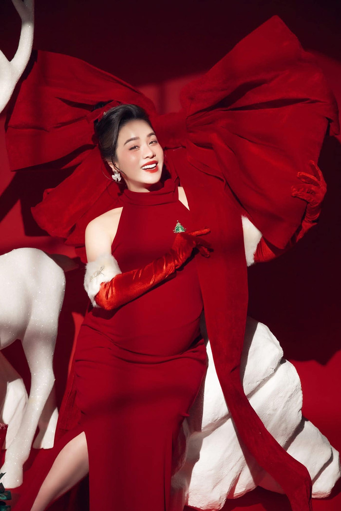 Nhật Kim Anh đã thực hiện nhiều bộ ảnh bầu, và tích cực khoe với đông đảo người hâm mộ. Ảnh: FBNV