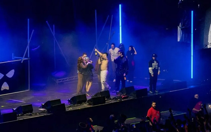 Nam ca sĩ đang đi diễn thì nhận tin cha qua đời, khán giả chia buồn Ảnh 2