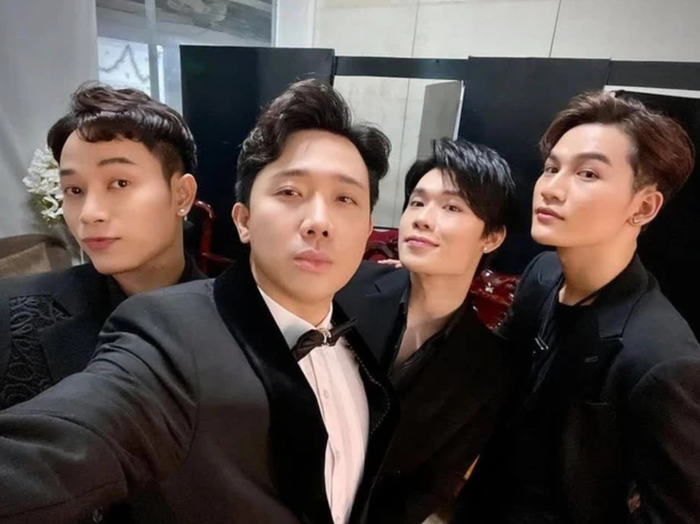 Hội bạn thân Cờ Cá Ngựa của Trấn Thành thường xuyên tụ họp, ăn uống cùng nhau. (Ảnh: FBNV)