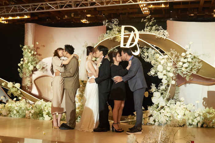 Màn 'khoá môi' của 3 cặp đôi cực ngọt tại đám cưới của Anh Đức - Anh Phạm. Được biết, Anh Đức, Trấn Thành và Lương Nghiêm Huy là những người bạn thân từ cấp hai. (Ảnh: FBNV)