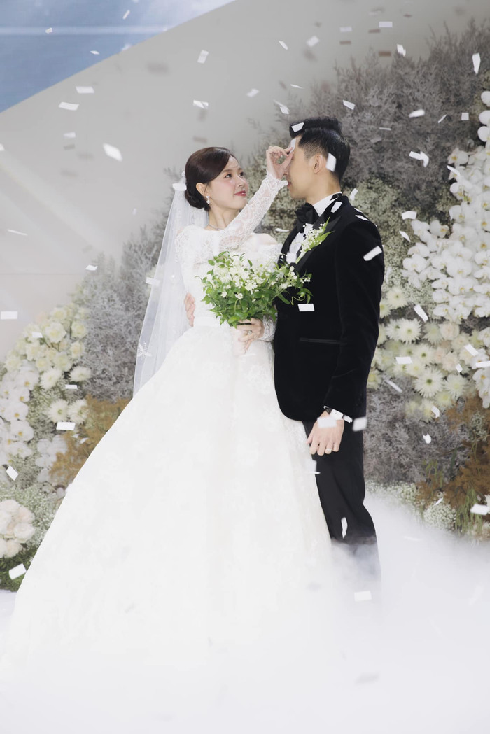 Midu và Minh Đạt liên tục trao cho nhau những cử chỉ ngọt ngào, tình cảm. (Ảnh: FBNV)