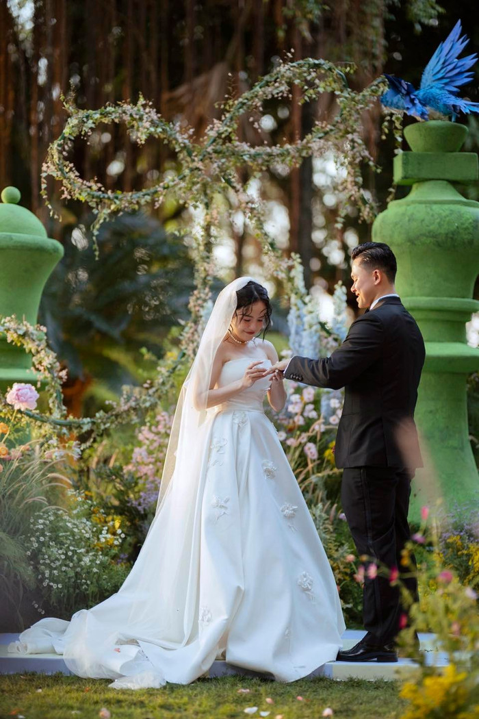 Cả hai dành cho nhau nhiều lời ngọt ngào, cử chỉ tình cảm trong ngày vui. (Ảnh: FBNV)