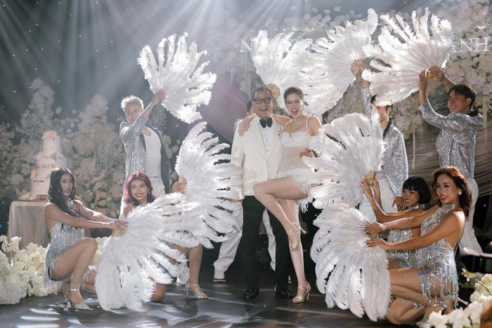 Nguyễn Long sau đó đã lên tiếng bênh vực vợ, cho biết bản thân rất thích và bạn bè cũng rất vui. (Ảnh: FBNV)