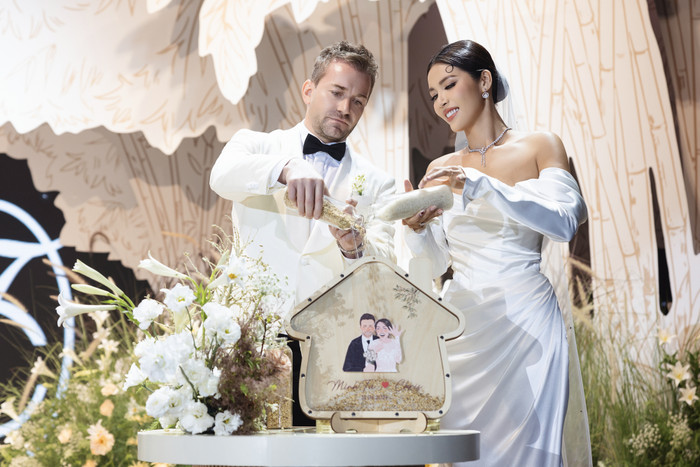 Minh Tú và Chris thực hiện nghi thức 'rót gạo' trong lễ cưới. (Ảnh: FBNV)