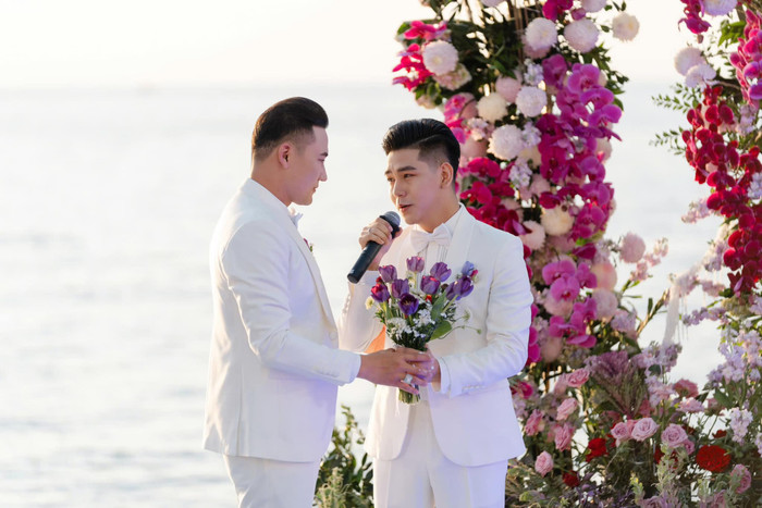 Trước đó, Hà Trí Quang và Thanh Đoàn đã tổ chức tiệc riêng tư cho khoảng 60 khách mời. Cặp đôi tài trợ toàn bộ chi phí đi lại, ăn uống, chỗ ở cho khách mời tham dự tại Phú Quốc. (Ảnh: FBNV)