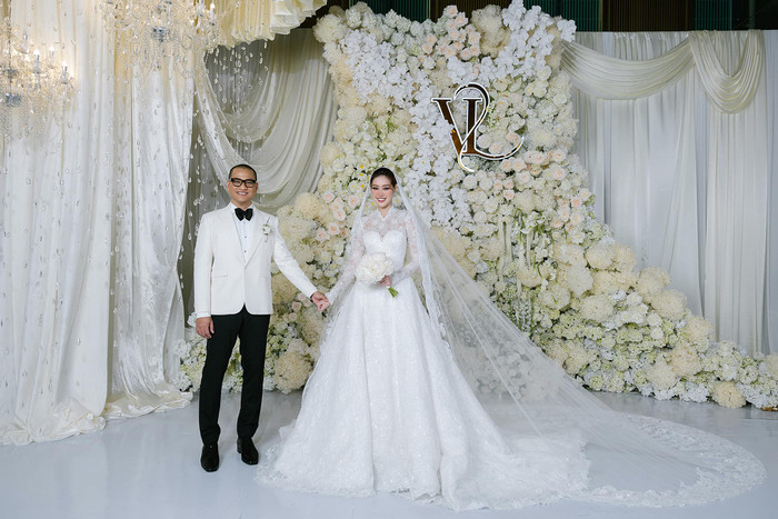 Hoa hậu Khánh Vân lên xe hoa với nhiếp ảnh gia Nguyễn Long sau thời gian dài hẹn hò kín tiếng. (Ảnh: FBNV)