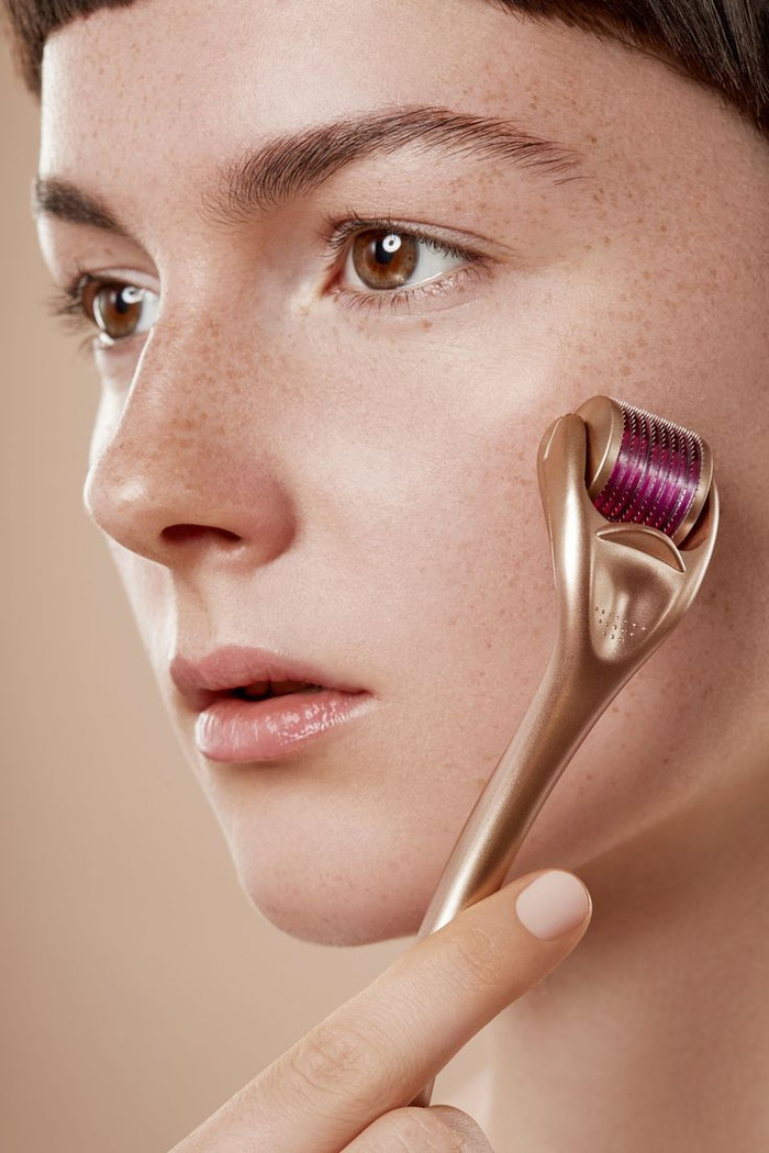 Lăn kim có khả năng điều trị sâu các vấn đề như sẹo mụn và nếp nhăn rõ rệt.