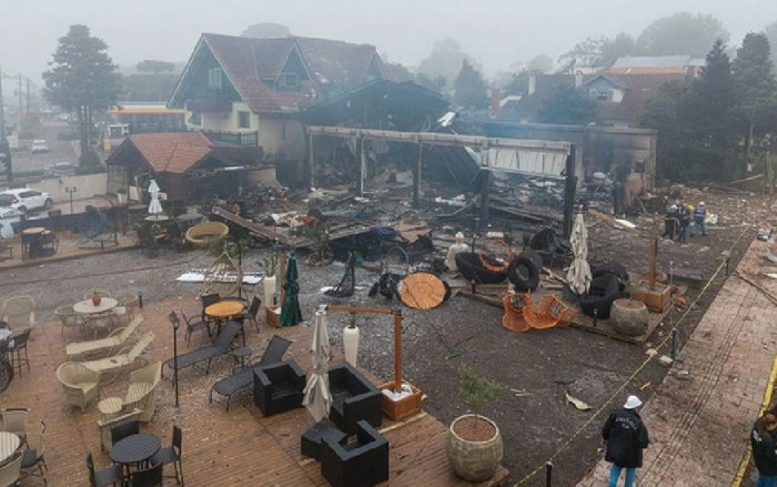 Máy bay rơi vào khu mua sắm, cả gia đình 10 người thiệt mạng thương tâm Ảnh 2