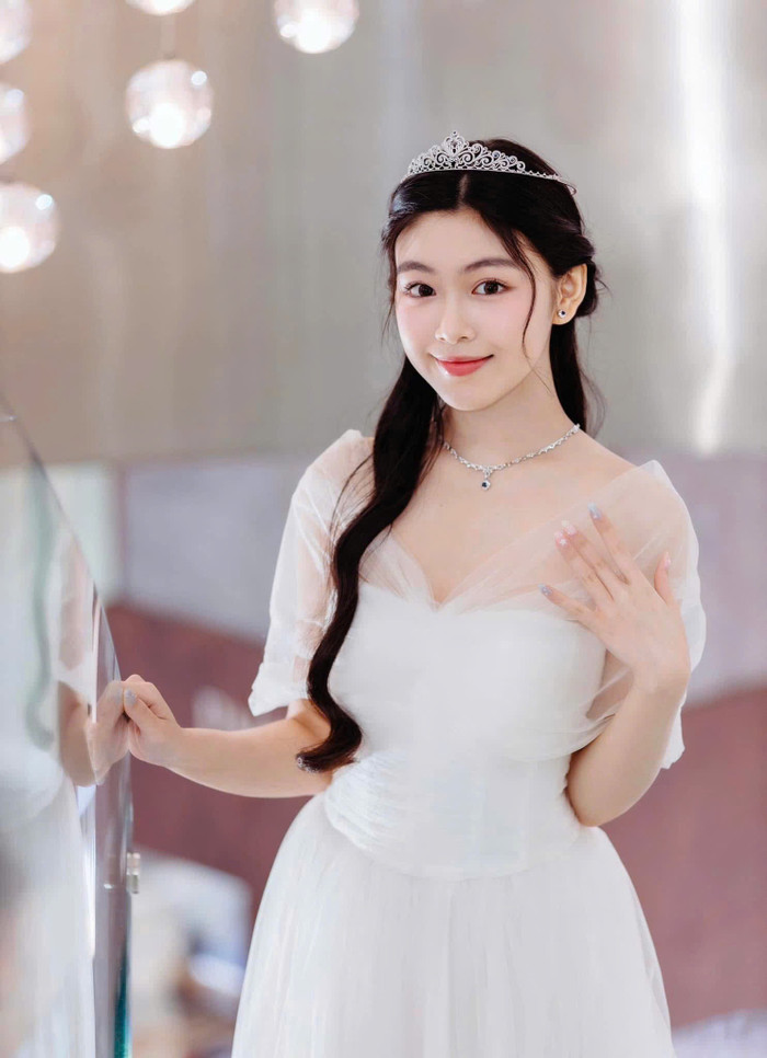 Lọ Lem - Con gái Quyền Linh sở hữu nhan sắc xinh đẹp, trong veo. Ảnh: FBNV