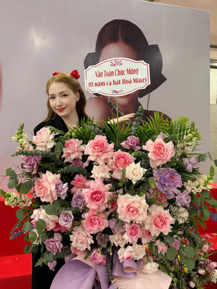 Văn Toàn gửi lời chúc ngọt ngào cùng bó hoa to đến ngày vui đặc biệt của Hòa Minzy. Ảnh FBNV