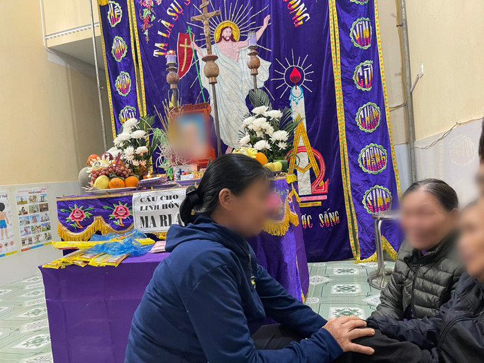 Người dân đến chia buồn với nạn nhân&nbsp;