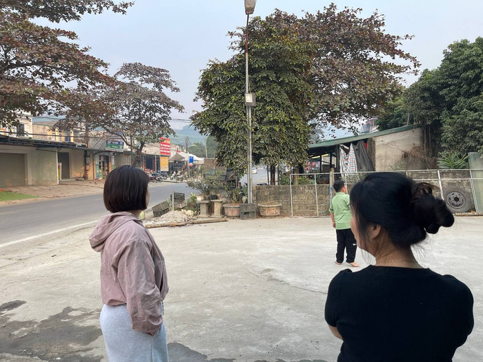 Người dân xung quanh hiện trường vụ tai nạn vẫn chưa hết bàng hoàng