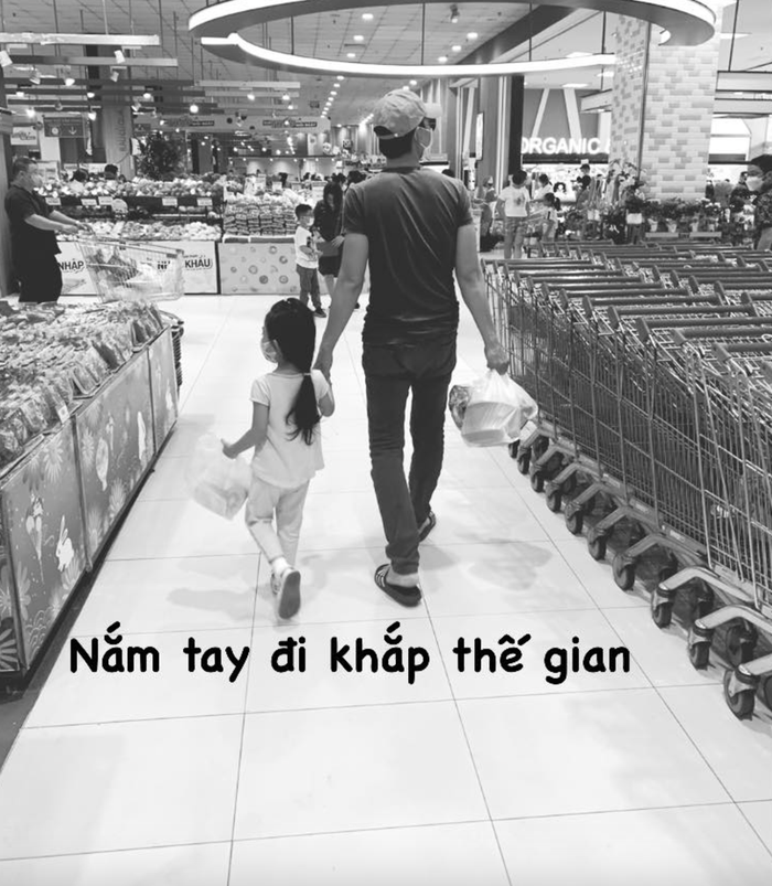 Hai năm trước, Khương Ngọc từng hiếm hoi chia sẻ hình ảnh đưa con gái đi mua sắm ở siêu thị. Nam đạo diễn vẫn nhất quyết giữ kín diện mạo, thông tin của ái nữ đầu lòng. Ảnh: FBNV