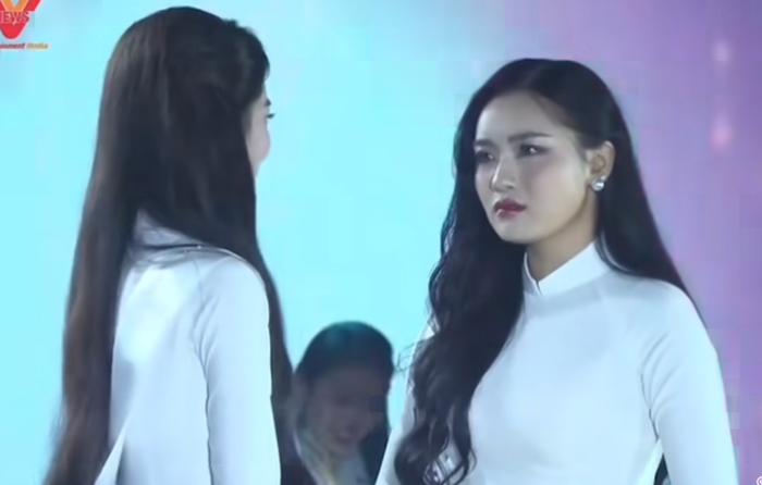 Á hậu 1 Nguyễn Huỳnh Hải Lam có biểu cảm 'lạ' trong đêm chung kết.