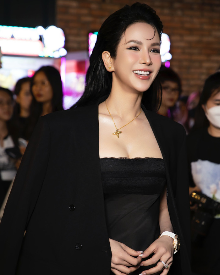 Bên cạnh chế độ ăn uống và luyện tập, Diệp Lâm Anh cũng cho thấy được sự thay đổi đáng kể của bản thân về phong cách ăn mặc. Cô nàng thường xuyên biến tấu diện mạo với gu 'lên đồ' đ đa dạng từ trẻ trung đến phụ nữ trưởng thành, thành đạt. 